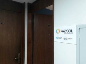 Design Visual Brasília DF Comunicação Visual Placa Informativa Interna em Acrílico e Impressão UV da Faz Sol Energias Renováveis